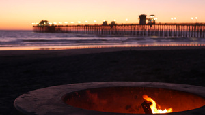 美国加利福尼亚州的篝火坑暮色海滩上的篝火18秒视频