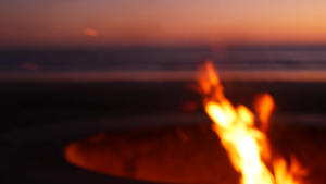 暮色海滩上的篝火11秒视频