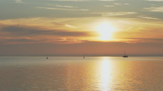 清晨黎明日出海面上移动的船视频