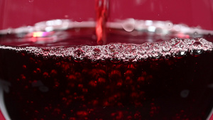 将红酒倒在葡萄酒杯上加红14秒视频