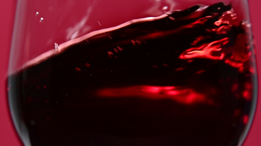 红酒在葡萄酒杯和红酒中摇摇晃视频