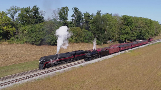 古董恢复了蒸汽发动机在另一侧的货运车和客车上添加烟雾视频