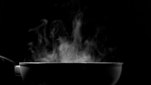厨房的锅上蒸汽15秒视频