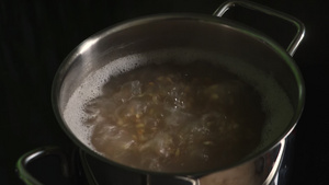 在炉子上做饭煮麦片烹饪15秒视频