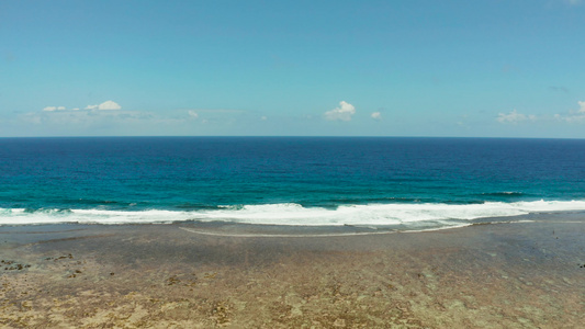 海浪在珊瑚礁上坠落视频