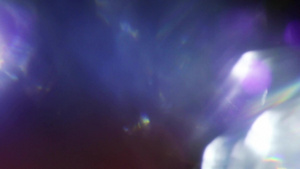 黑色背景上透明蓝色亮点的动画R21秒视频