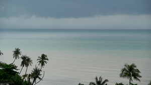 戏剧性的阴沉天空与黑暗的雷暴云在绿松石的海面上海洋17秒视频