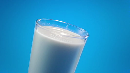 在牛奶中喷洒奶水视频