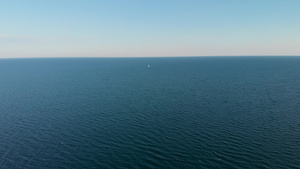 一艘孤白色游艇在远处航行20秒视频