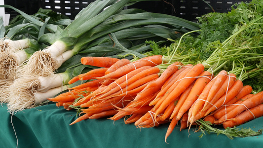 有机蔬菜在柜台上新鲜的当地农产品在摊位上土生土长视频