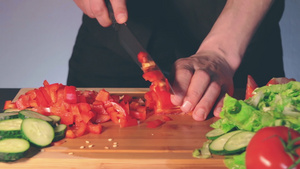 厨师切红辣椒在切割板上8秒视频