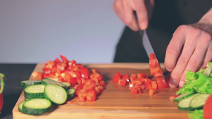 厨师在切割板上切红辣椒14秒视频