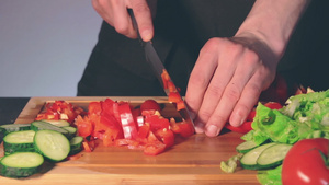 厨师切红辣椒在切割板上10秒视频