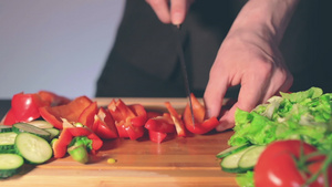 厨师在切割板上切红辣椒13秒视频