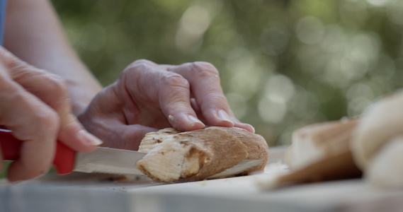 新鲜的猪肉肉饼桌上的薄荷面包蘑菇切成小块视频