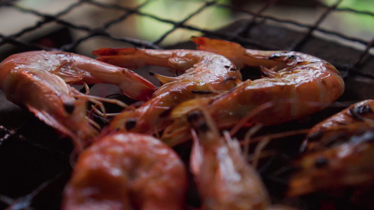 虾在传统的炉子上烤味道鲜美的泰式海鲜菜单泰国街头美食视频