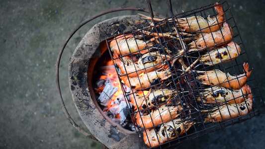 市场上的烤虾大淡水虾视频