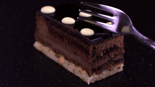 巧克力杏仁蛋糕的近视视频