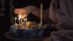 在生日蛋糕上点燃蜡烛16秒视频
