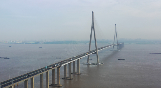 航拍长江上的大桥江苏苏通大桥视频