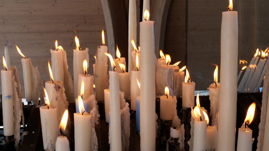 以拜礼拜堂和宗教象征所点燃的蜡烛视频