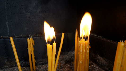 蜡烛和正统十字架教堂视频