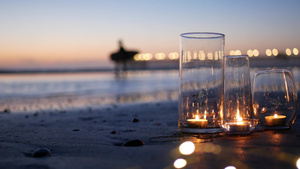 玻璃烛火海浪浪漫海滩约会夏日大海沙滩上的烛光9秒视频
