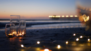 玻璃烛火海浪浪漫海滩约会夏日大海沙滩上的烛光22秒视频