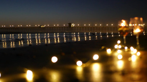 玻璃烛火海浪浪漫海滩约会夏日大海沙滩上的烛光7秒视频