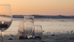 玻璃烛火海浪浪漫海滩约会夏日大海沙滩上的烛光11秒视频