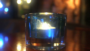 餐厅之夜用蜡烛在玻璃中19秒视频