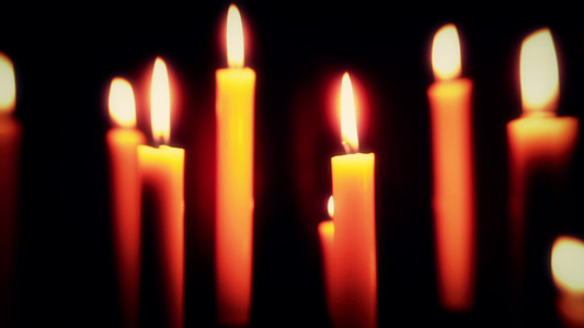 黑暗中的蜡烛视频