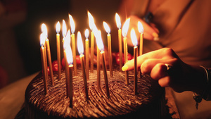 女人在生日蛋糕上点蜡烛11秒视频