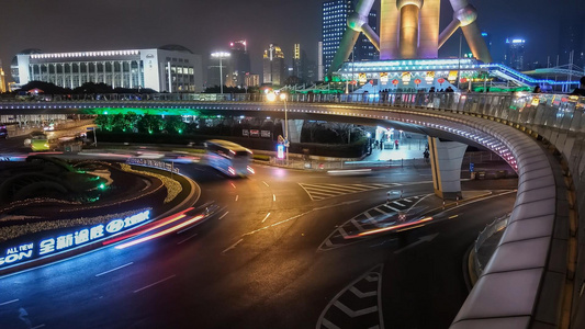 东方明珠下的陆家嘴交通夜景延时视频