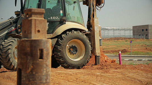 在建筑工地装有钻井装置的拖拉机视频