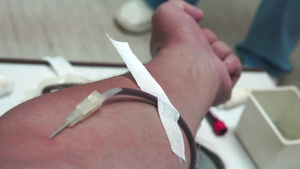 捐血输血关紧一个商人的右臂在医院里验血医疗保健和慈善11秒视频