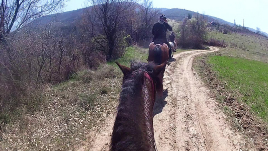 一匹马骑着一匹马第一视角射击视频