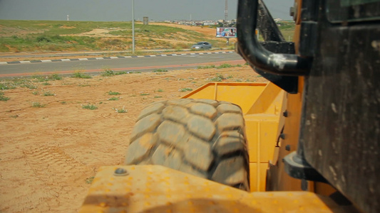 在建筑工地用推土机移动土壤的拖拉机—从拖拉机看视频