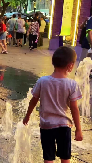 城市街头夜晚街景喷泉广场儿童游戏玩耍童年时光素材城市素材55秒视频