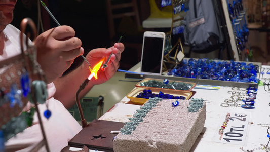 制作玻璃纪念品的手工艺大师一针视频