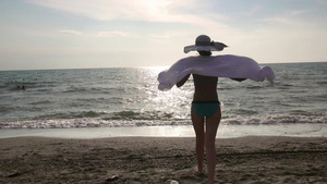 沙滩边远豪华岛日落海平线泳衣美女背影17秒视频