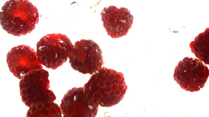 在水中漂浮着的红草莓20秒视频