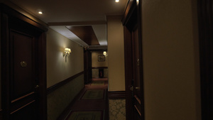 看见长长的旅馆走廊有灯光和房间门28秒视频