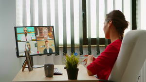 妇女与网络摄像头上的同事交谈12秒视频