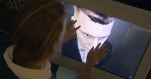 女性在触摸屏幕监测器上观看3D人体模型36秒视频
