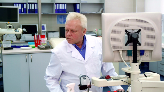 男性科学家看着实验室的侧面在实验室里视频