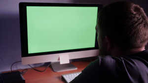 一个人在电脑上用绿色屏幕的人19秒视频