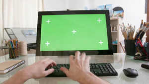 在绿色屏幕的计算机上工作16秒视频