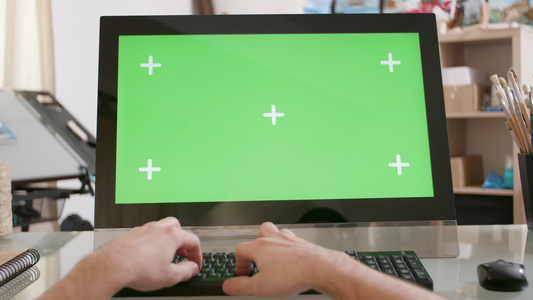 青年艺术家手在绿色屏幕前键盘键盘上打字文字视频