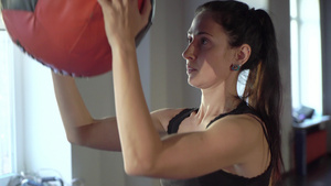 私教和女学员在健身房训练8秒视频